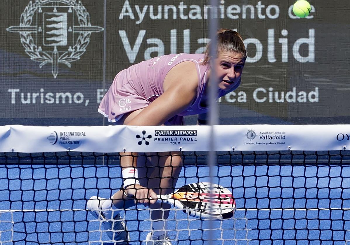 Alejandra ALonso desvuelve una bola en la Plaza Mayor.