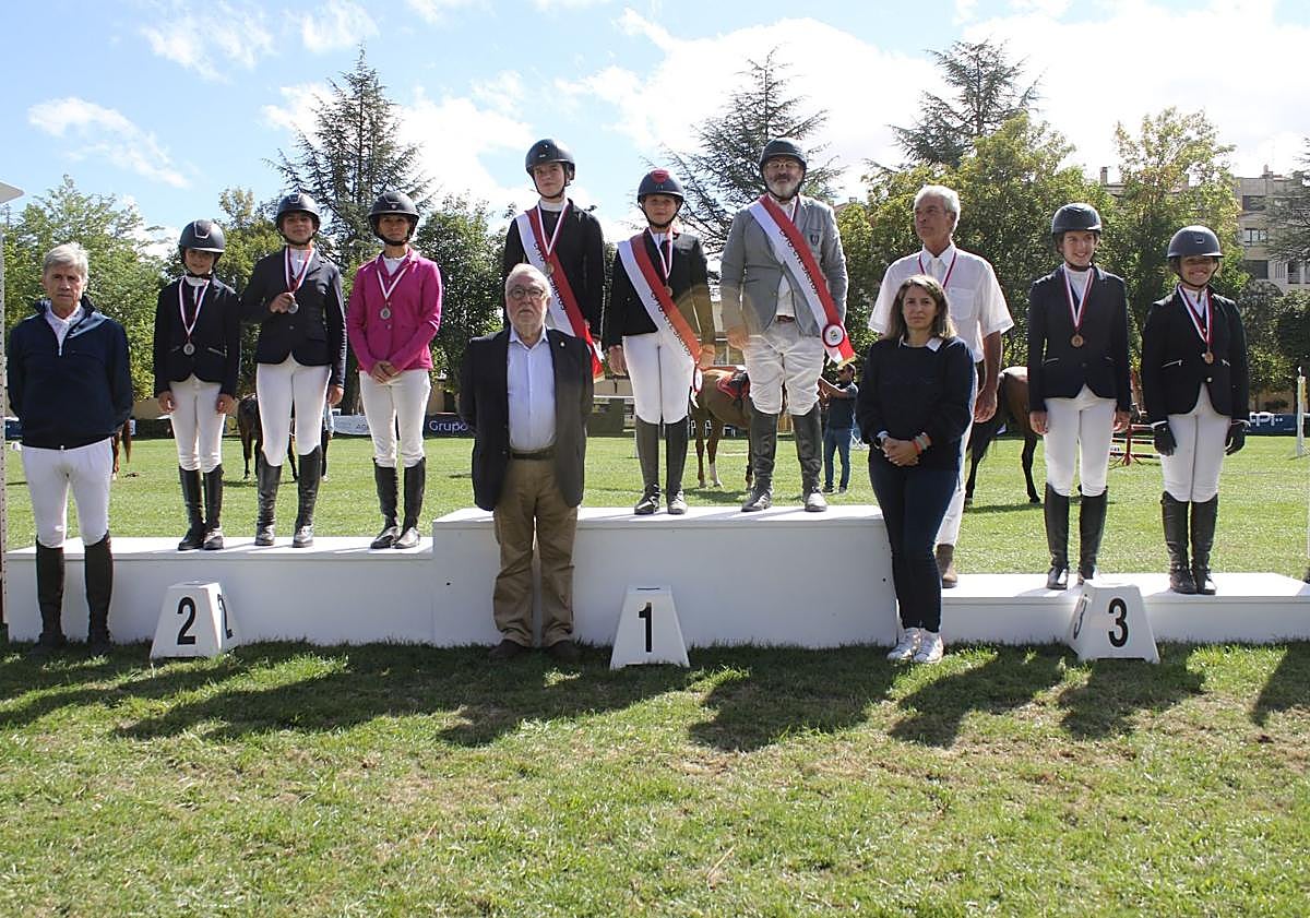 Imagen principal - Vicente Garrido, campeón absoluto de Salto de Castilla y León 2025