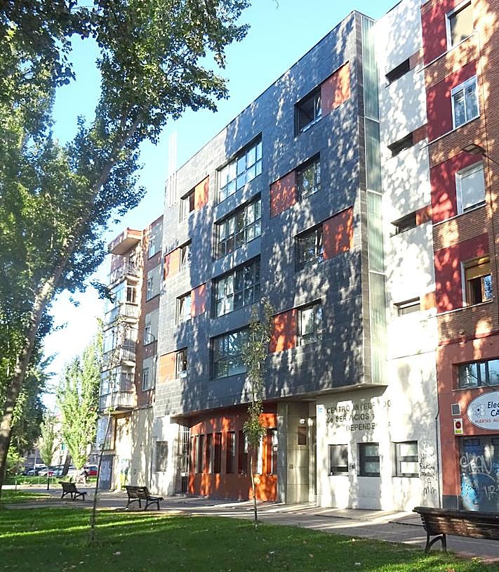 Imagen secundaria 2 - Arriba, cartones y colchones en la ribera, cerca del albergue. Debajo, a la izquierda, cartones, junto a casetas para gatos, bajo el puente de la Condesa Eylo. A la derecha, 