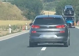 Imagen del conductor fuera de su carril.