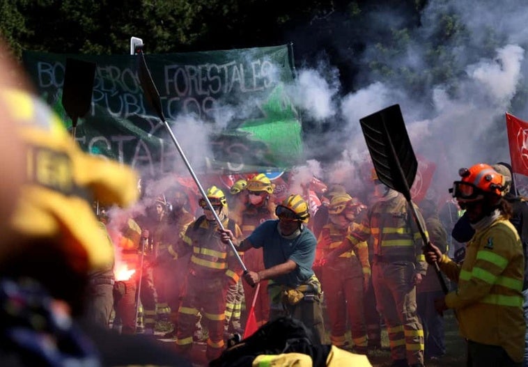 Bomberos forestales protestan en Valladolid por sus condiciones de trabajo.