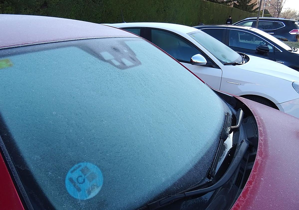 Imagen de archivo de una luna de un coche helada.