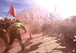 Concentración de bomberos y agentes forestales este miércoles frente a la Cúpula del Milenio de Valladolid.