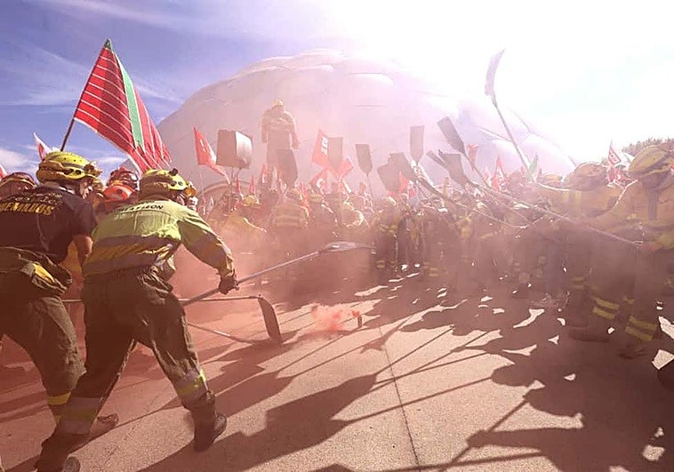 Concentración de bomberos y agentes forestales este miércoles frente a la Cúpula del Milenio de Valladolid.