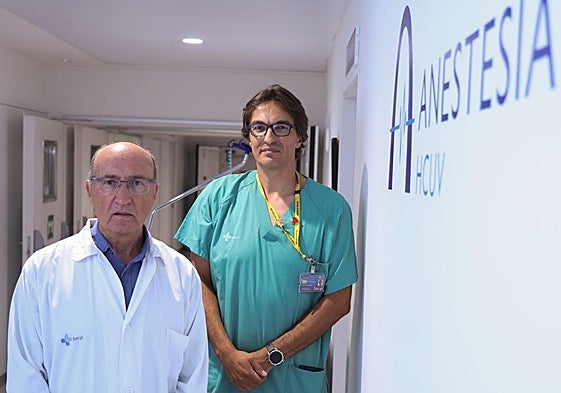 Eduardo Tamayo y Rodrigo Poves, codirectores de las jornadas de Biocritic y, respectivamente, catedrático de Anestesia de la Facultad de Medicina de Valladolid y jefe del Servicio de Anestesia y Reanimación del Hospital Clínico Universitario de Valladolid.