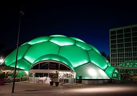 La Cúpula del Milenio iluminada de verde, en una imagen de archivo, en este caso para dar relevancia al Día del Alzheimer.