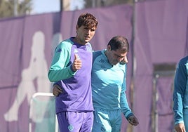 Juric se retira de los Campos Anexos el pasado martes apoyado en el doctor Alberto López Moreno tras asistir a la reunión convocada por Guillermo Almada.