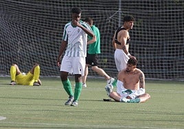 Jugadores del Betis desolados tras el último partido de la temporada pasada.