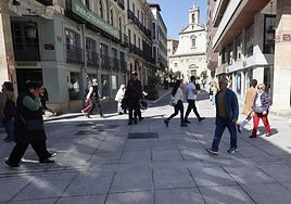 Los peatones cruzan a la altura de los Cuatro Cantones la nueva calle cerrada al tráfico.