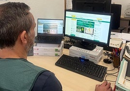 Un agente investiga delante de un terminal.