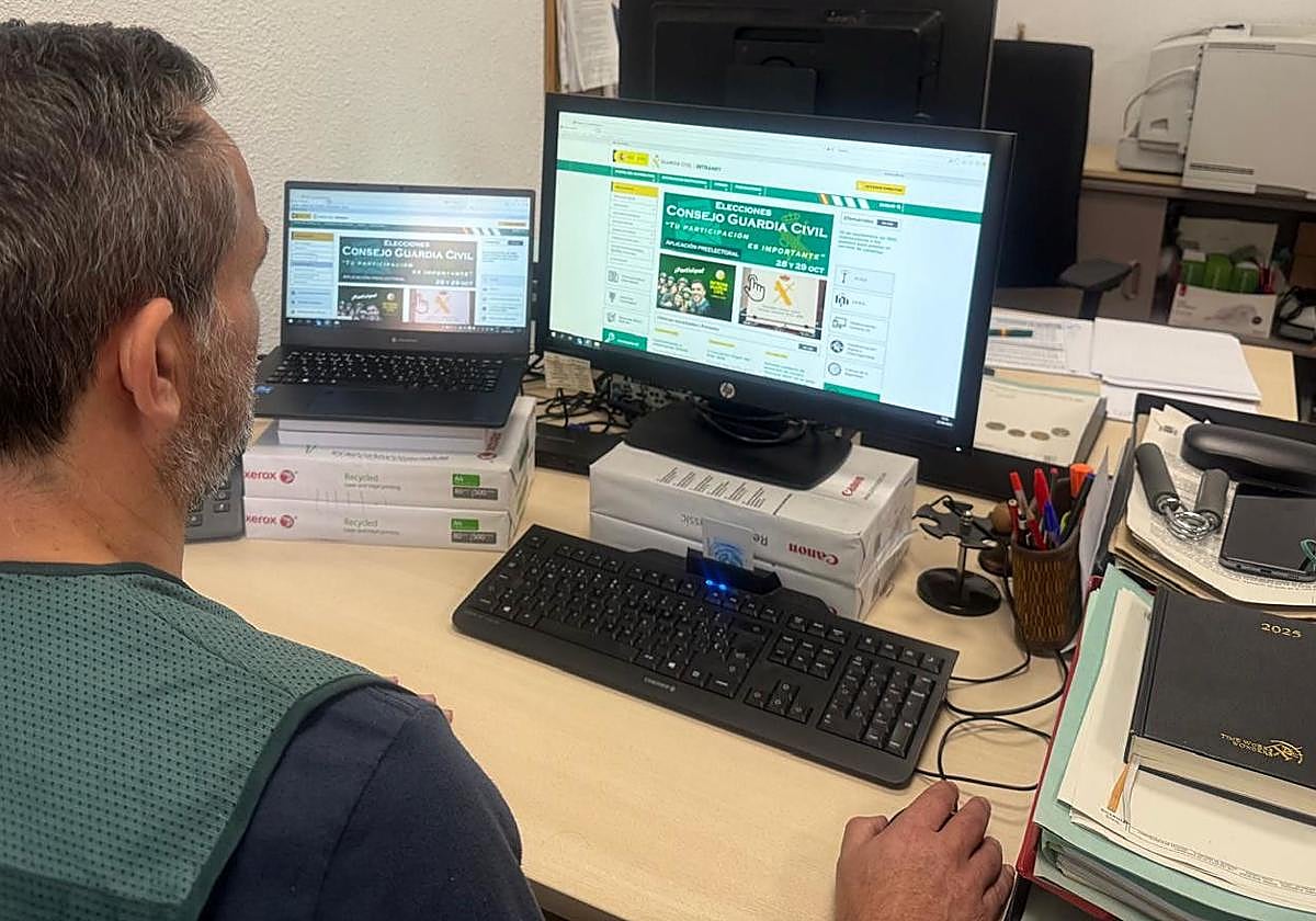 Un agente investiga delante de un terminal.