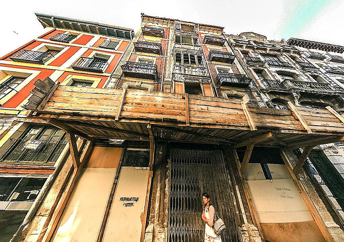 Imagen principal - Arriba, la fachada del número 18 antes de su lavado de cara en 2014. Deabjo, a la derecha, la fachada en 2019. A la izquierda, en la actualidad, ya cubierta por andamios.