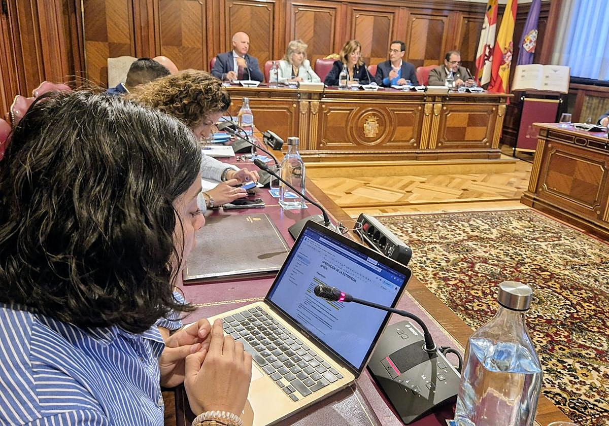 La diputada Patricia Pérez defiende la Estrategia Joven, en el pleno de septiembre.