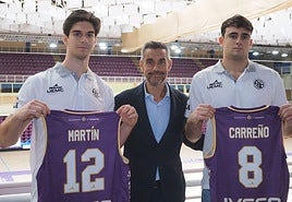 Pablo Martín y Pau Carreño posan con sus camisetas junto a Paco González.