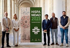 Desde la izquierda, Andrés Abajo, del Instituto de la Lengua, Irene Carvajal, Juan Zapatero, director de la Fundación Castilla y León, y, en el extremo derecho, Emilio Martín, de la Asociación de Hosteleros.