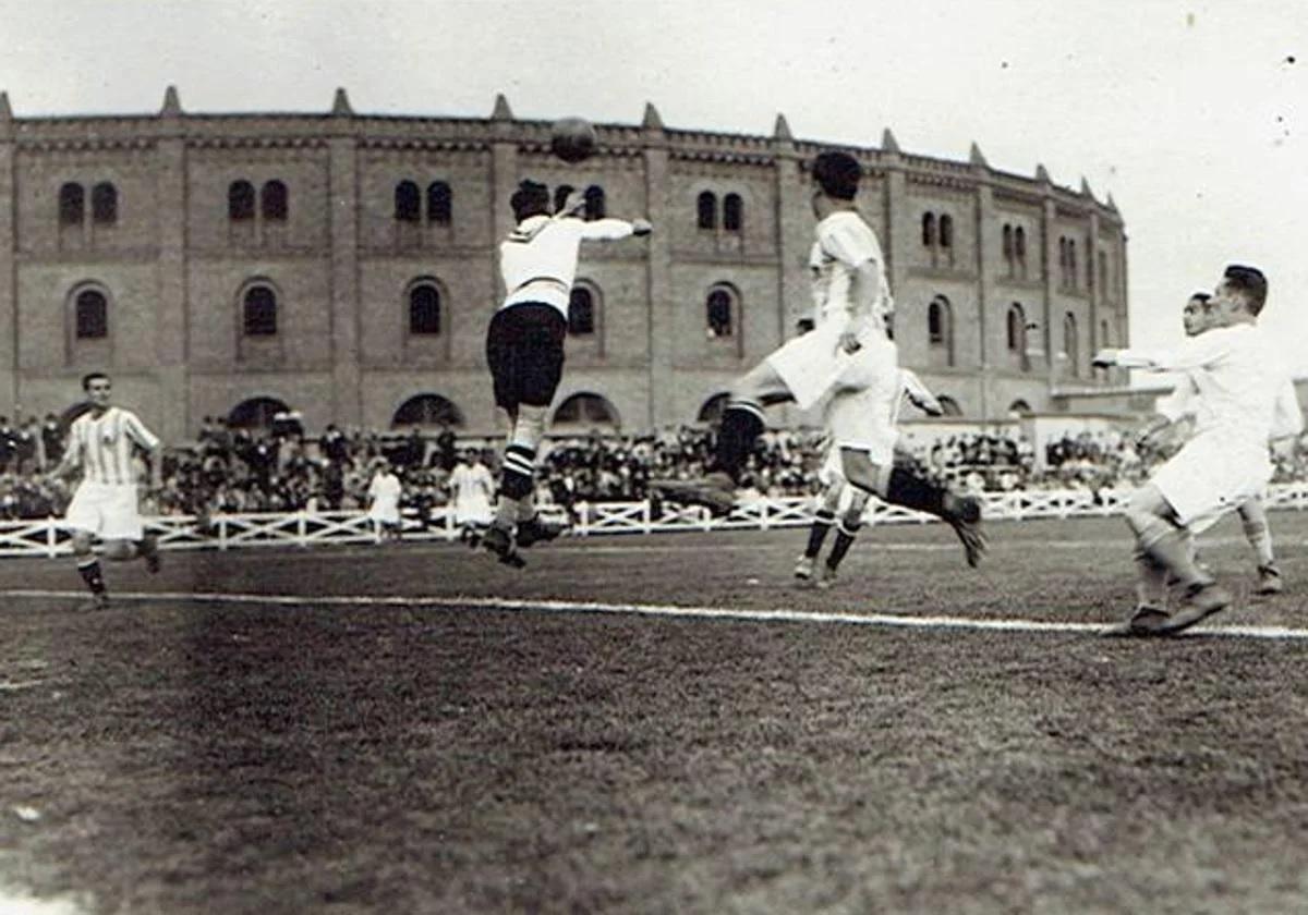 Imagen del Real Valladolid-Cultural Leonesa disputado en 1929 en el campo de la Sociedad Taurina.