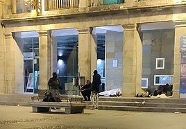 Solicitantes de asilo acampados en los soportales del Centro de Recepción de Visitantes.