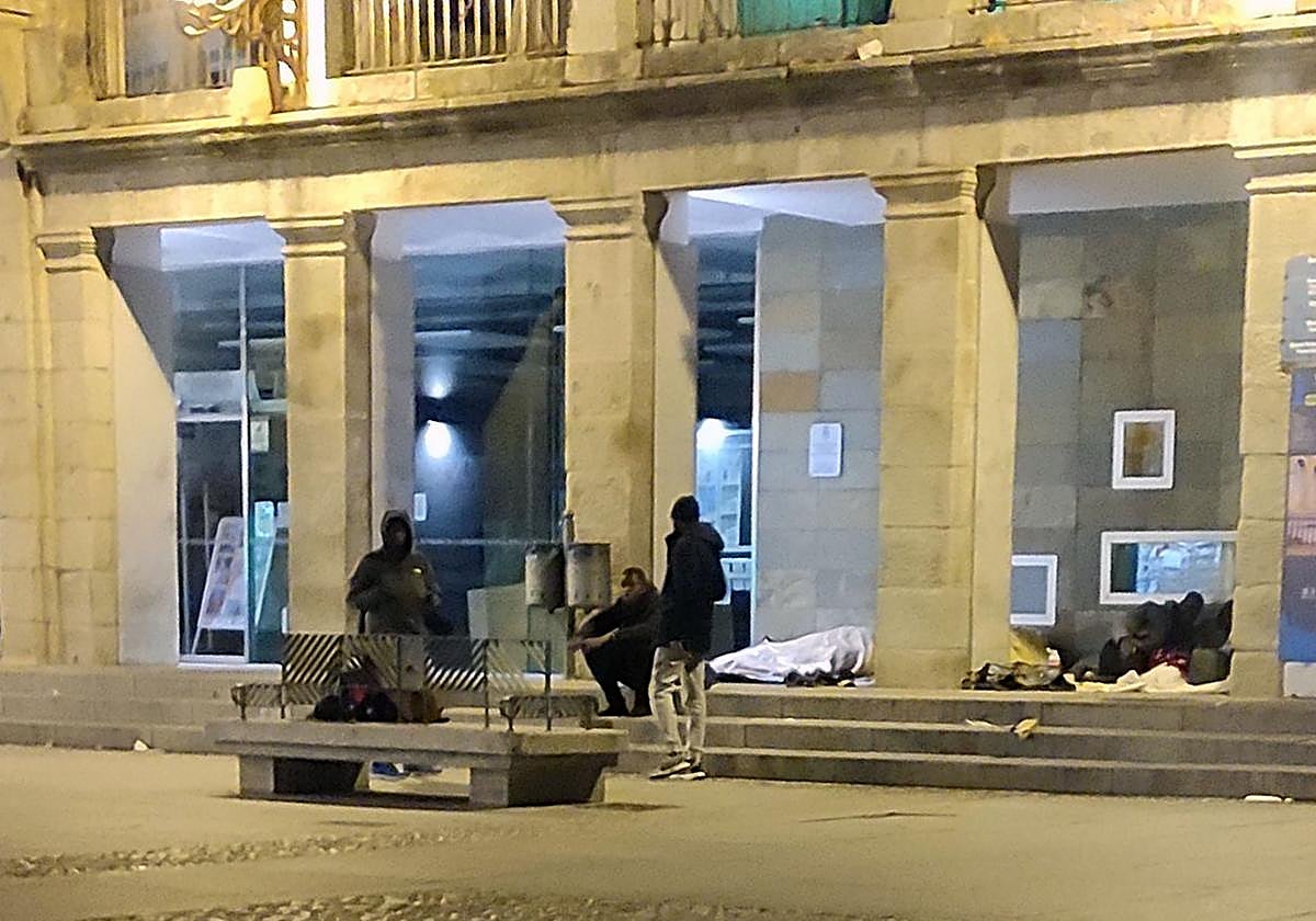 Solicitantes de asilo acampados en los soportales del Centro de Recepción de Visitantes.