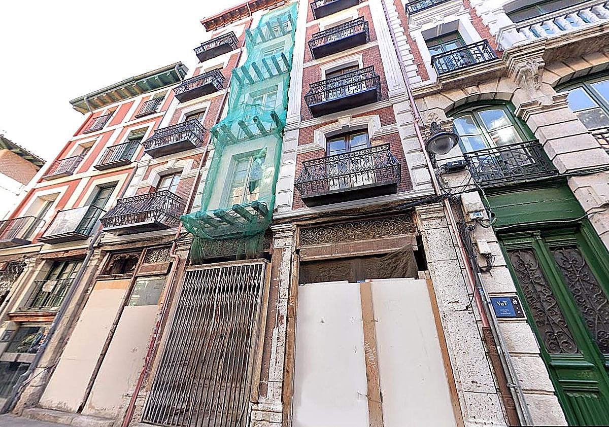 Imagen secundaria 1 - Arriba, la fachada del número 18 antes de su lavado de cara en 2014. Deabjo, a la derecha, la fachada en 2019. A la izquierda, en la actualidad, ya cubierta por andamios.