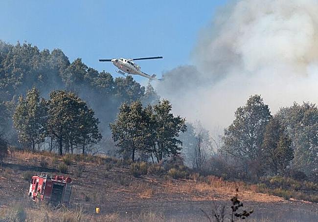 Los bomberos luchan por tierra y aire contra las llamas