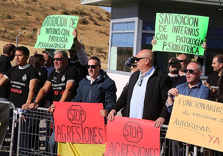 Protesta de los funcionarios a las puertas de la cárcel.