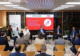 La periodista Andrea Díez, Valentina Murganti, directora de AON M&A and Transaction Solutions del Norte de España, Isidoro Alanís, presidente y CEO del Grupo Global Exchange, David Guerras, asociado principal del Departamento Mercantil de Garrigues y Ángel Gallego, director general de Aspasia, durante la mesa redonda