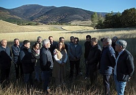 El ministro Luis Planas visita una explotación afectada por los incendios, acompañado por la consejera de Agricultura, Ganadería y Desarrollo Rural, y el delegado del Gobierno, entre otras autoridades.