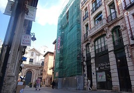 Inmueble, cubierto de andamios, del número 18 de la calle Platerías.