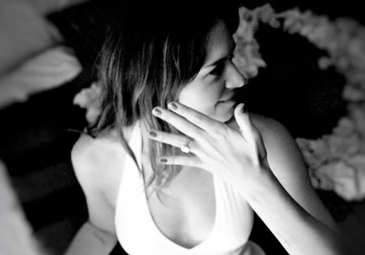 Stella Banderas luce su anillo de compromiso en una imagen del perfil en Instagram de Melanie Griffith.