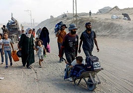 Los desplazados palestinos se dirigen al sur de la Franja para escapar de la ocupación del Ejército hebreo.