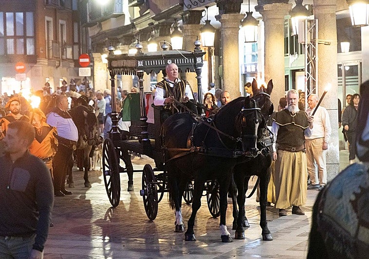 El carruaje de caballos portando el féretro escoltado por antorcheros en la calle Constitución.