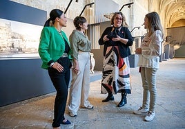 Las comunicadoras Jiaping Ma, Beatriz Barrio y Laura Mayo conversan con la guía turística Naide Nóbrega, este viernes en el claustro de la Catedral.