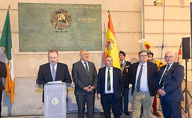 El alcalde, Jesús Julio Carnero, junto a autoridades irlandesas ante la placa conmemorativa de la calle Constitución.
