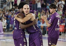 Pau Isern es felicitado por Hanna tras su canasta ganadora ante Ponferrada.