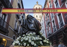 Las Angustias, en la calle Cascajares en su camino de peregrinación hacia la Catedral de Valladolid