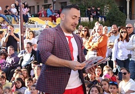 El mago Héctor Sansegundo, en el espectáculo que ha ofrecido este viernes en Cuéllar.