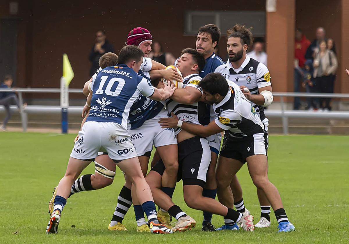 Una acción del derbi entre Chami y Quesos de la última temporada, octubre de 2024.