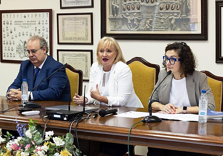 Intervención de Leticia García, entre José Antonio Salvador y Susana Álvarez.