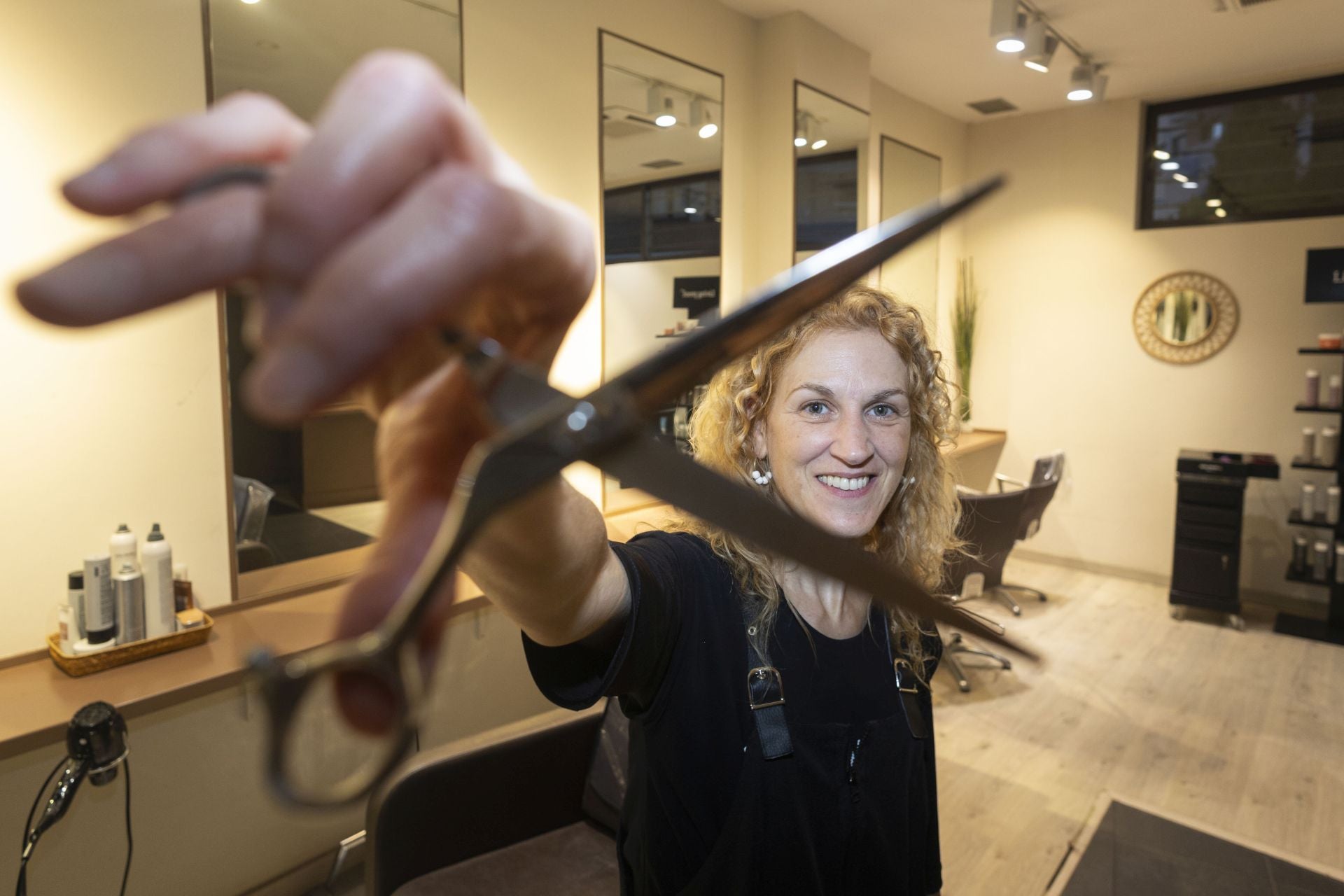 La peluquera Elena Rodríguez Sáez junto a sus tijeras.