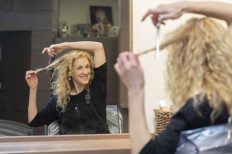 Elena Rodríguez Sáez en su peluquería de Parque Alameda.