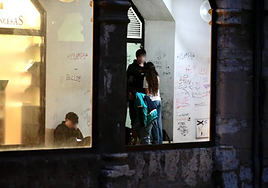 Jóvenes hacen botellón en el centro de Las Francesas de Valladolid.