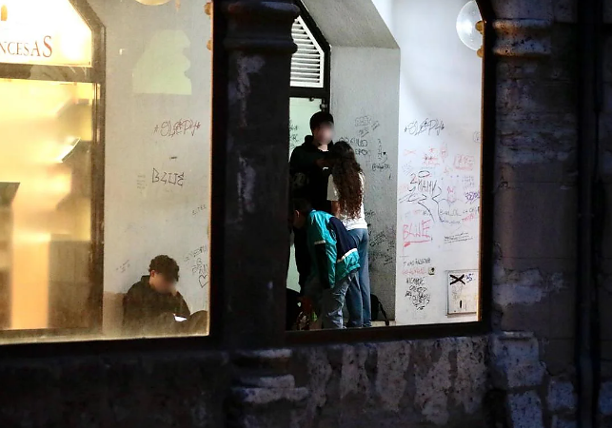 Jóvenes hacen botellón en el centro de Las Francesas de Valladolid.