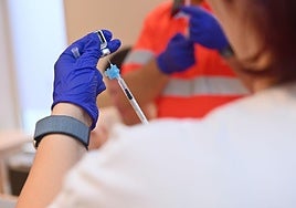 Una enfermera prepara dosis de vacuna en el inicio de la campaña pasada de la gripe, en octubre de 2024.