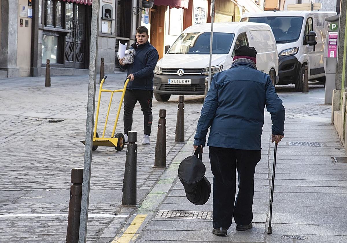 Un jubilado camina por Segovia en una imagen de archivo.