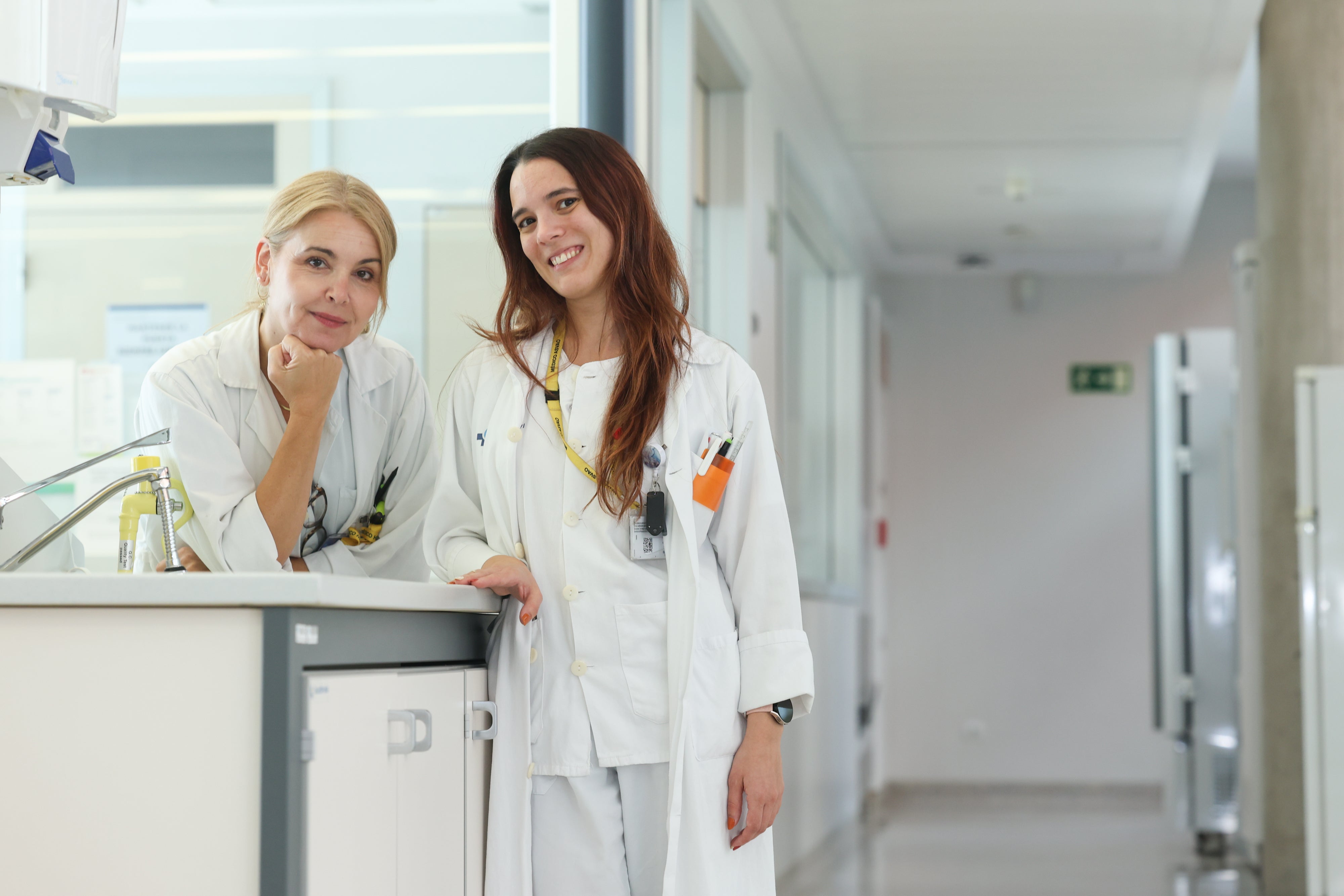Marta Domínguez y Lucía Puente doctoras especialistas del Área de Microbiología y Parasitología del Hospital Río Hortega de Valladolid.