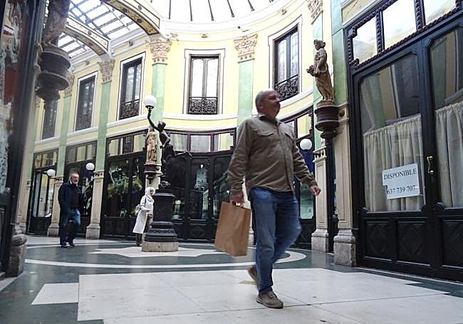 Locales vacíos en torno a la rotonda central del Pasaje Gutiérrez, del lado de los números impares.