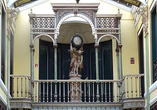 El reloj parado de la balconada del interior del Pasaje Gutiérrez.