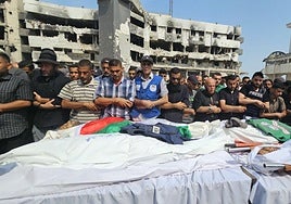 Los gazatíes despiden los cuerpos de los periodistas asesinados el pasado mes de agosto.