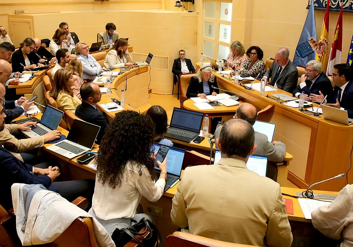 Grupos políticos participantes en el pleno del Ayuntamiento de Segovia celebrado este viernes.