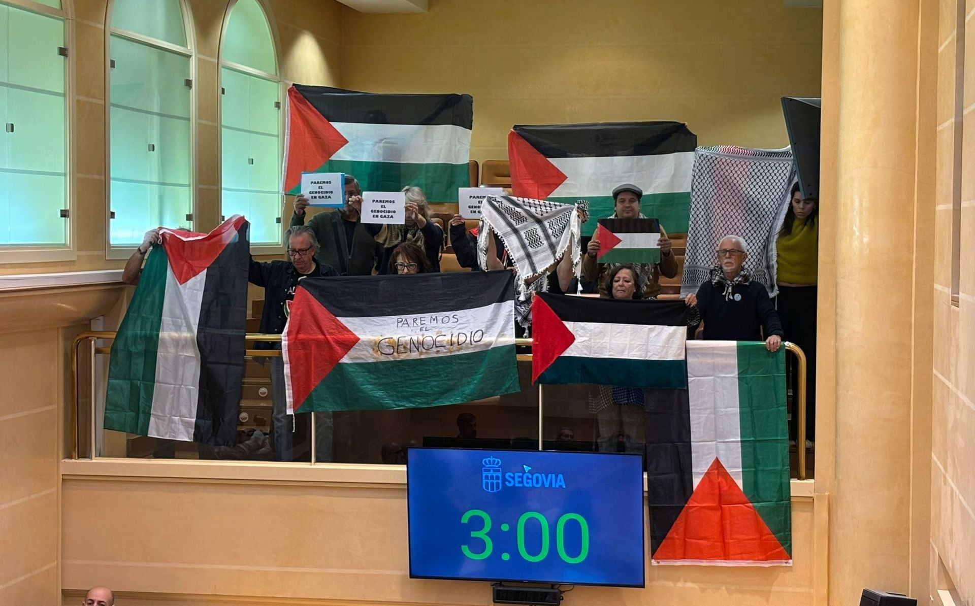 El polémico pleno municipal, en imágenes